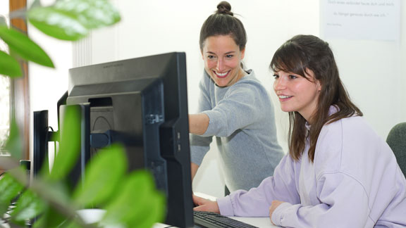 Frauen vor Computer